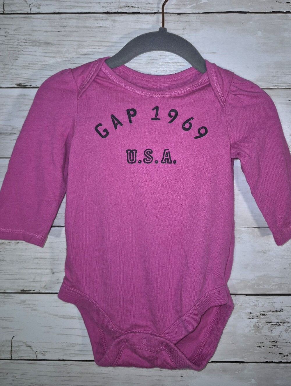 BabyGap Girls Berry Pink Long-Sleeve Onsie Aize 3-6 Months
